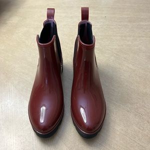 Women’s  size 9.5 cranberry rain boots.